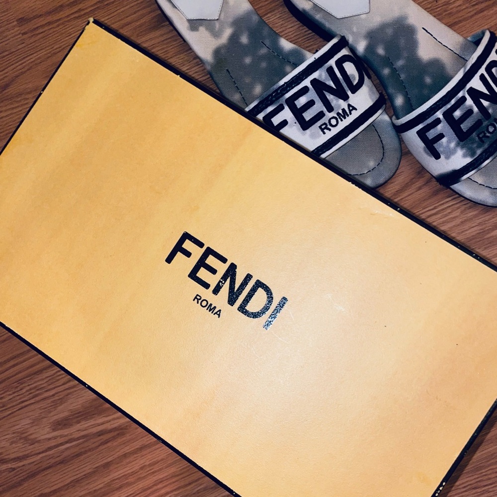 AUTHENTIC FENDI EMBROIDERED TIE-DYE CANVAS MULES BIANCO NERO. 
SIZE 38. - Picture 4 of 7